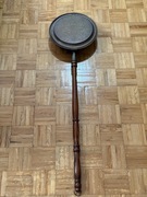 Stary ogrzewacz do łóżka mosiężny z drewnianą rączką