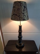 Lampa stołowa czarna złoto czarny klosz drewno toczone