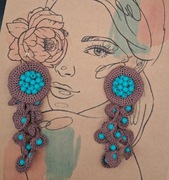 Kolczyki są robione na szydełku  