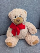 Pluszowy miś z czerwoną kokardą i sercem BEPPE