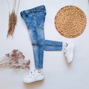 Jeansy rurki 104 skinny z dziurami przetarciami niebieskie cieniowane jeans