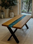 Stolik kawowy z żywicy i dębu