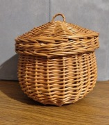 Szkatułka wiklinowa, kuferek, 