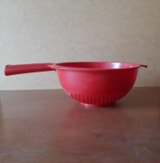 Plastikowe czerwone sitko / cedzak kuchenny z rączką Curver