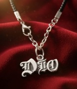Ekskluzywny Naszyjnik z Zawieszką “Dio” – Ikona Heavy Metalu!