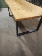 Stół drewniany z metalowymi nogami 