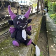 Baphomet pluszak na szydełku 