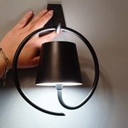 Czarny, bezprzewodowy kinkiet LED Zafferano Poldina wykonany z aluminium. 