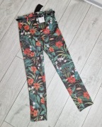 Stradivarius czarne spodnie w zielone kwiaty kolorowe chino slim 34 XS