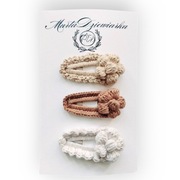 Zestaw spinek z kwiatkami.