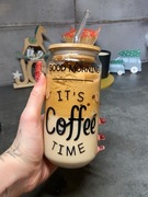 Szklanka z bambusową pokrywką i słomką