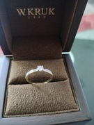 Nowy złoty pierścionek z brylantem 