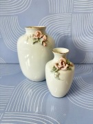 Wazoniki z reliefem róża konwalia porcelana Ćmielów 