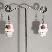 K126 Kolczyki wiszące Zajączki Króliki z truskawką Handmade