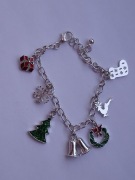 Bransoletka świąteczna - z zawieszkami prezentów, choinki, dzwonków, wieńca