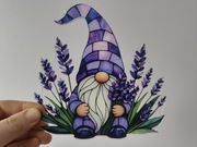 Nowy witraż witrażyk dekoracja okienna krasnal i lawenda 