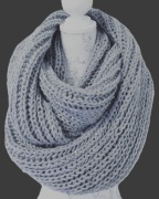 Szary szal-komin damski o długości 170 cm.