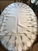 Kremowo-złoty obrus z przepieknym wzorem 105x155