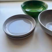 Le Creuset 2 miski duże i dwa talerze głębokie z kamionki