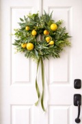 Całoroczny wianek na drzwi z gruszkami,drobne kwiatki, eukaliptus, paproć