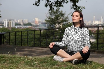 СВИТШОТ ЖЕНСКИЙ, ПРИНТ XL, БЕЛЫЙ, ЧЕРНЫЕ УЗОРЫ, МОДНЫЙ