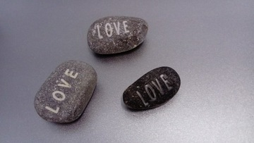 КАМЕНЬ с надписью LOVE + имена девушек.