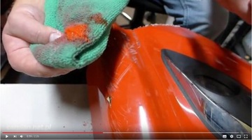 ULTRA PASTE удаляет царапины с помощью ЧЕРНОГО ПИГМЕНТА ДЛЯ ПОЛИРОВКИ + губчатого аппликатора.