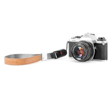 Ремешок Peak Design Cuff Ash на запястье v3