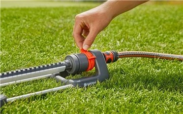 Дождеватель Aqua M 18702 осциллирующий NEW GARDENA