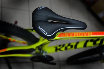 Велосипедное седло LEOSHI MTB с отверстием черно-белое