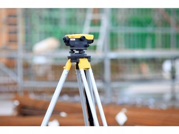 Оптический уровень Leica NA332 в чемодане.
