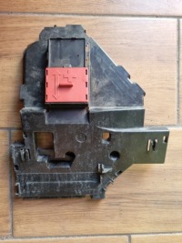 Купить Mercedes w205 накладка клеммы положительный аккумулятор идеальная !, фото thumb