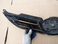 фото thumb №7, Toyota auris ii 13-15 центральная решётка бампера цвет 040 белый