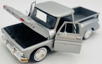 GMC C1000 Fenderside 1966 Пикап 1:24 Motormax 79379 серебристый