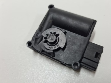 VW T5 T6 silniczek sterowania nawiewem podsufitki 0132801319