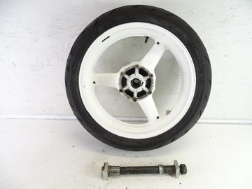 Yamaha R6 RJ03 возле задней части обода