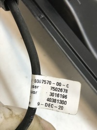 фото thumb №10, Tesla s правая молдинг датчик доводчик крышки 6007570-00