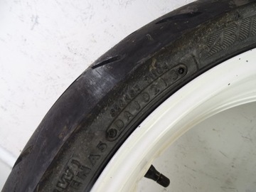 Yamaha R6 RJ03 возле задней части обода