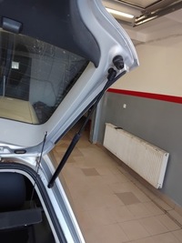 фото thumb №14, Амортизатор кришки багажника vw polo 9n 9n3 версія 3d 5d 6q6827550c