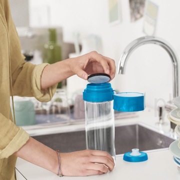 Синяя бутылка для воды Brita Vital 0,6 для футбольных тренировок