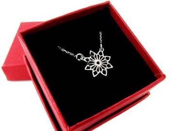 Серебряное колье 925 пробы с ажурным цветком знаменитости