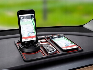 Приборная панель автомобиля с противоскользящим ковриком