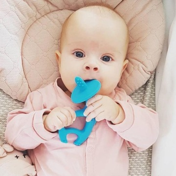 СИЛИКОНОВАЯ ЩЕТКА ДЛЯ ПРОРЕЗЫВАНИЙ MOMBELLA
