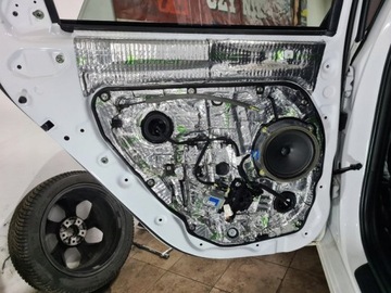 SOUND SOUNDING MAT 2,5 мм БУТИЛОВЫЙ битум ALUBUTYL, придающий жесткость листовому металлу в автомобиле