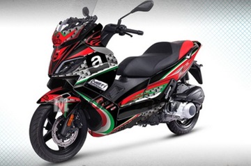 Виниловые наклейки на мотор спортивного скутера Aprilia SR MAX 300