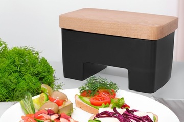 Чёрная МАСЛЕНКА SMART с деревянной крышкой и чёрным контейнером для масла.