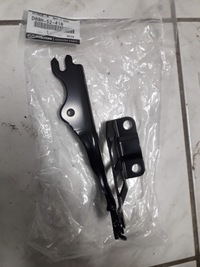 фото thumb №1, Mazda 2 dj 2014-2020 петля капот правый новый oryg.