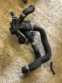 фото thumb №1, Корпус термостата a2702000615 mercedes gla45amg