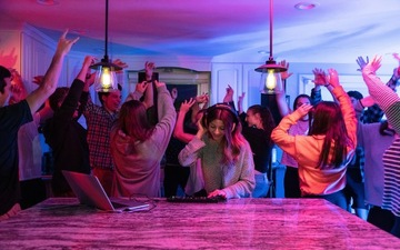 DJ-сет: сенсорный контроллер DJ2GO + наушники.