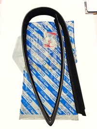 фото thumb №1, Прокладка верхня скла бічної перед двері ліва 7640409 двері